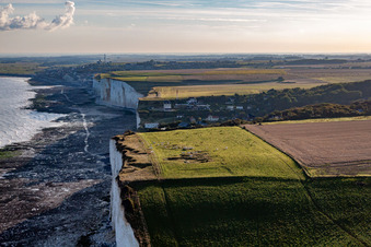 Vue aérienne de Falaises à Ault dans le département Somme, France