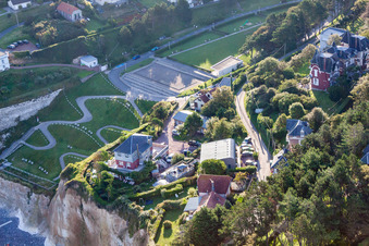 Vue aérienne de Rue du Casino à Ault dans le département Somme, France