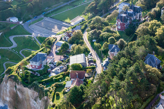 Vue aérienne de Rue du Casino à Ault dans le département Somme, France