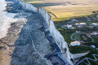 Vue aérienne de Ault dans le département Somme, France