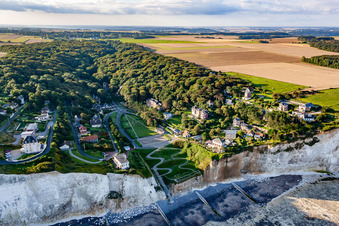 Vue aérienne de Falaise de Cise à Ault dans le département Somme, France