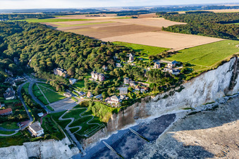 Vue aérienne de Falaise de Cise à Ault dans le département Somme, France