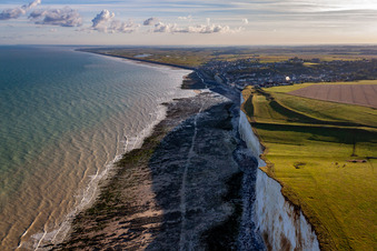 Vue aérienne de Ault dans le département Somme, France