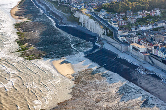Vue oblique de Ault dans le département Somme, France