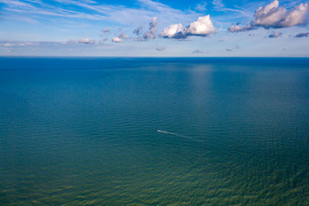 Vue aérienne de Canal à Ault dans le département Somme, France