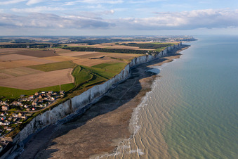 Vue aérienne de Paysage côtier sur les falaises rocheuses de la Manche à Ault dans le département Somme, France