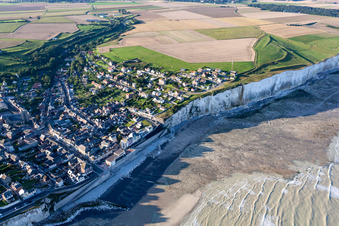 Vue aérienne de Falaise D Ault à Ault dans le département Somme, France