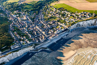Vue aérienne de Falaise D Ault à Ault dans le département Somme, France