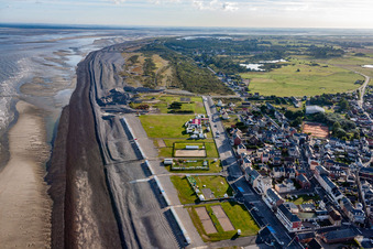 Vue aérienne de Les cabines de plage de Cayeux à Cayeux-sur-Mer dans le département Somme, France