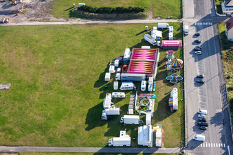 Vue aérienne de Marché ludique sur les bords du canal dans le Nord-Pas-de-Calais Picardie à Cayeux-sur-Mer dans le département Somme, France