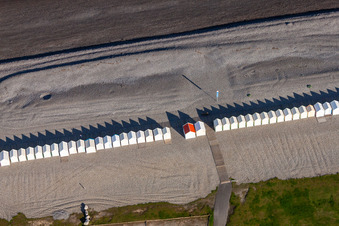 Vue aérienne de Rangées de chaises longues sur la plage de galets de la côte de la Manche Cayeux-sur-Mer dans le Nord-Pas-de-Calais Picardie à Cayeux-sur-Mer dans le département Somme, France