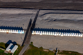 Les cabines de plage de Cayeux à Cayeux-sur-Mer dans le département Somme, France d'en haut