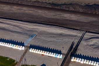 Les cabines de plage de Cayeux à Cayeux-sur-Mer dans le département Somme, France hors des airs