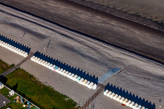Les cabines de plage de Cayeux à Cayeux-sur-Mer dans le département Somme, France vue d'en haut