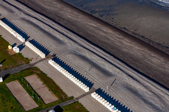 Les cabines de plage de Cayeux à Cayeux-sur-Mer dans le département Somme, France depuis l'avion