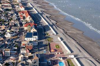 Vue aérienne de Paysage de plage de sable sur la côte de la Manche à Cayeux-sur-Mer dans le département Somme, France