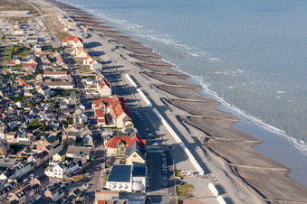 Vue aérienne de Centre villageois sur la zone littorale du canal en Nord-Pas-de-Calais Picardie à Cayeux-sur-Mer dans le département Somme, France