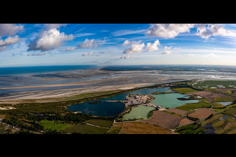 Vue aérienne de Delta et estuaire de la Somme avec fermes de fruits de mer à Saint-Valery-sur-Somme en Picardie à Cayeux-sur-Mer dans le département Somme, France