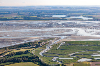 Vue aérienne de Delta et estuaire de la Somme avec fermes de fruits de mer à Saint-Valery-sur-Somme en Picardie à Cayeux-sur-Mer dans le département Somme, France