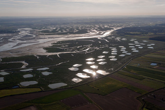 Vue aérienne de Delta et estuaire de la Somme avec fermes de fruits de mer en Picardie à Saint-Valery-sur-Somme dans le département Somme, France