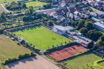 Vue aérienne de SV Weingarten, club de tennis et terrain de football à Weingarten dans le département Rhénanie-Palatinat, Allemagne