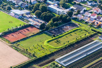 Vue aérienne de SV Weingarten, club de tennis et terrain de football à Weingarten dans le département Rhénanie-Palatinat, Allemagne