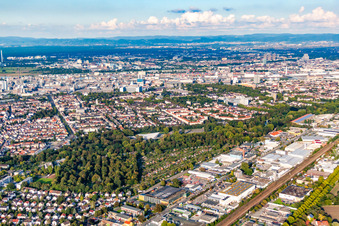 Vue aérienne de Parc Ebert à le quartier Friesenheim in Ludwigshafen am Rhein dans le département Rhénanie-Palatinat, Allemagne