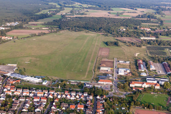 Vue aérienne de Piste avec zone de circulation de l'aérodrome FSV Neustadt à Lachen-Speyerdorf aérodrome dans le district de Lachen-Speyerdorf à le quartier Speyerdorf in Neustadt an der Weinstraße dans le département Rhénanie-Palatinat, Allemagne