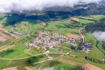 Vue aérienne de Village - vue sous des nuages bas en bordure de champs agricoles et de terres agricoles à le quartier Mauenheim in Immendingen dans le département Bade-Wurtemberg, Allemagne