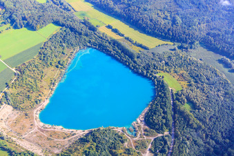 Vue aérienne de Zones riveraines du Binninger Seee du Binninger Ried à le quartier Binningen in Hilzingen dans le département Bade-Wurtemberg, Allemagne