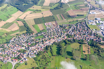 Vue aérienne de Vue sur le village à le quartier Welschingen in Engen dans le département Bade-Wurtemberg, Allemagne