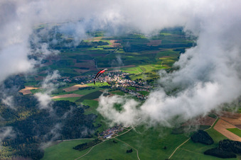 Vue aérienne de Place sous les nuages à le quartier Gallmannsweil in Mühlingen dans le département Bade-Wurtemberg, Allemagne