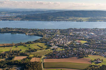 Vue aérienne de Zone riveraine du lac de Constance à Radolfzell am Bodensee dans le département Bade-Wurtemberg, Allemagne