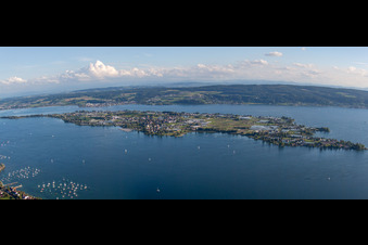 Vue aérienne de Panorama de l'île du lac Reichenau sur le lac de Constance dans le district Reichenau à le quartier Mittelzell in Reichenau dans le département Bade-Wurtemberg, Allemagne