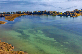 Vue aérienne de Passerelle vers Reichenau - Pirminstr à le quartier Lindenbühl in Reichenau dans le département Bade-Wurtemberg, Allemagne