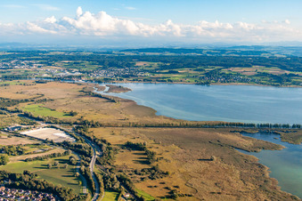 Vue aérienne de Wollmatinger Ried à le quartier Lindenbühl in Reichenau dans le département Bade-Wurtemberg, Allemagne