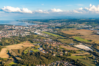 Vue aérienne de Zone riveraine du lac de Constance dans le district de Waldsiedlung à Reichenau à le quartier Wollmatingen in Konstanz dans le département Bade-Wurtemberg, Allemagne