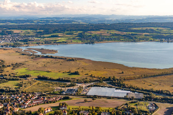 Vue aérienne de Wollmatinger Ried à le quartier Lindenbühl in Reichenau dans le département Bade-Wurtemberg, Allemagne
