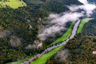 Gorges du Danube à Fridingen an der Donau dans le département Bade-Wurtemberg, Allemagne d'un drone