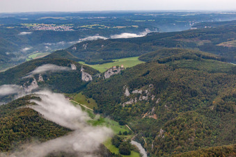 Vue aérienne de Complexe du château de Bronnen à Beuron au-dessus de la vallée du Danube à Fridingen an der Donau dans le département Bade-Wurtemberg, Allemagne