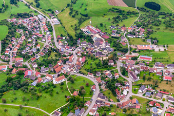 Vue aérienne de Vue sur le village à Mühlingen dans le département Bade-Wurtemberg, Allemagne