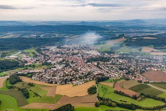 Vue aérienne de Dans la brume matinale à Stockach dans le département Bade-Wurtemberg, Allemagne