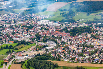 Vue aérienne de Dans la brume matinale à Stockach dans le département Bade-Wurtemberg, Allemagne