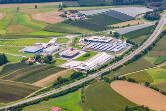 Vue aérienne de Zone industrielle et implantation d'entreprise avec MEGA Stockach Le centre spécialisé pour la boucherie et la restauration GmbH à le quartier Airach in Stockach dans le département Bade-Wurtemberg, Allemagne