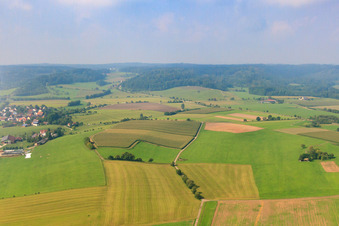Vue aérienne de Champs et prairies à le quartier Unterfischach in Obersontheim dans le département Bade-Wurtemberg, Allemagne