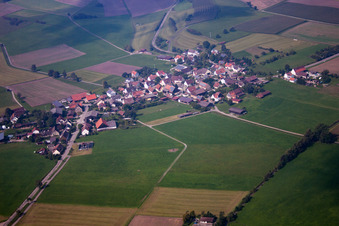 Vue aérienne de De l'est à le quartier Unterfischach in Obersontheim dans le département Bade-Wurtemberg, Allemagne