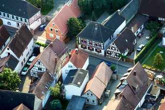 Vue sur le village à Barbelroth dans le département Rhénanie-Palatinat, Allemagne hors des airs