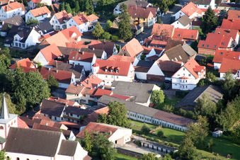 Vue oblique de Herrengasse à Minfeld dans le département Rhénanie-Palatinat, Allemagne