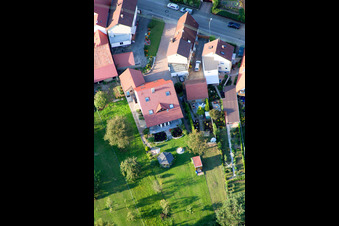 Rue Eichstr. à Minfeld dans le département Rhénanie-Palatinat, Allemagne du point de vue du drone