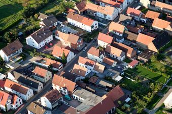 Vue d'oiseau de Saarstrasse depuis le sud-ouest à Kandel dans le département Rhénanie-Palatinat, Allemagne